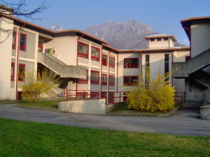 L'ingresso della scuola secondaria sul retro del plesso